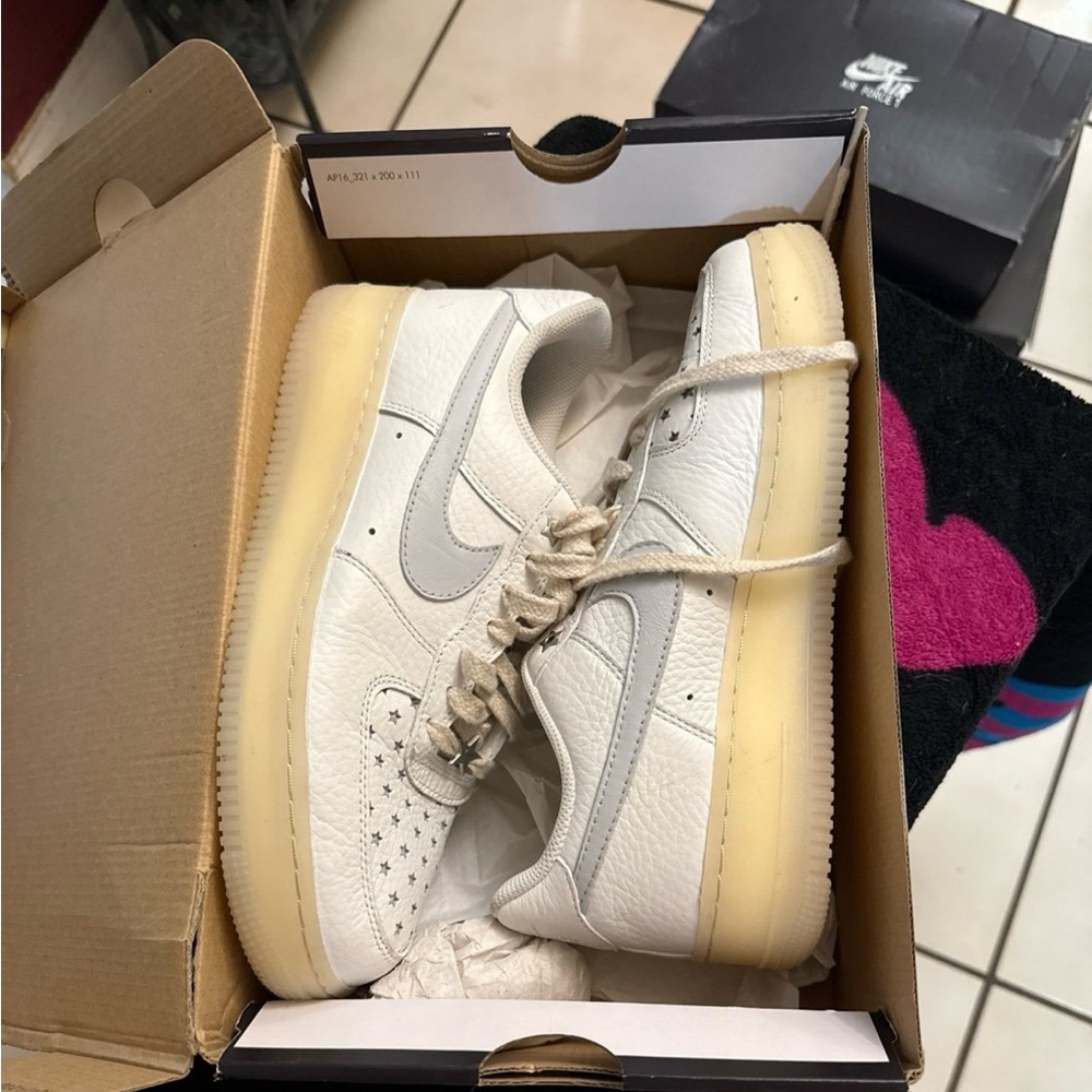 Nike - Picture 3 of 4